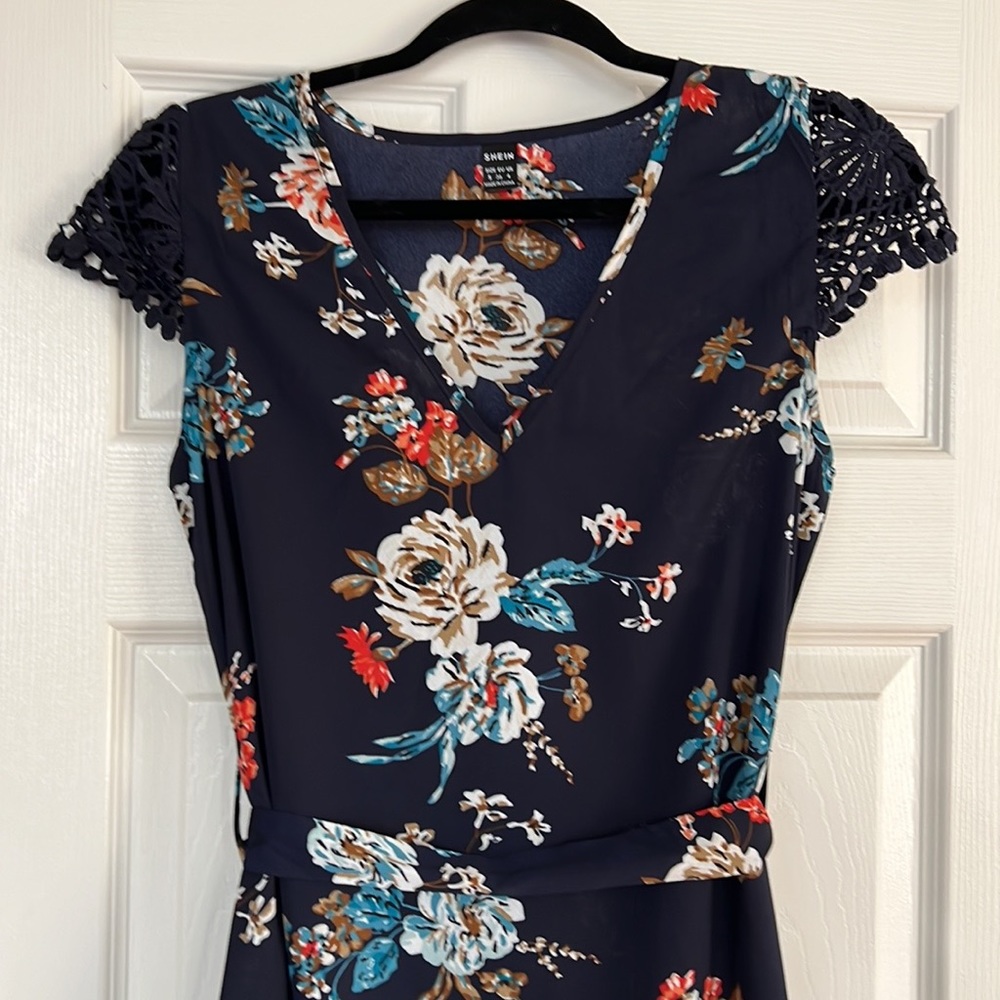 NWOT SHEIN Dress Size Small Navy Blue Tie Belt Floral Lace Crochet V-Neck Flowy - Picture 2 of 15